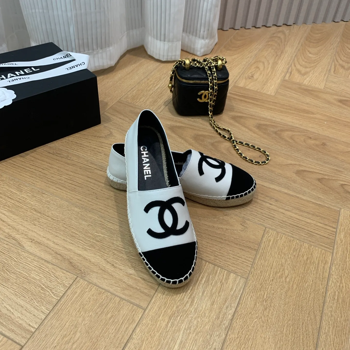 👟👟Ex-factory price 440👟👟 👑New colors are coming ✌️New version of Chanel fisherman shoes is coming❗️Delivered in a full set of top-notch packaging. The quality of my fisherman shoes has not been introduced much, everyone who has had them knows it! The original customized upper, and my outsole is the original translucent outsole, the opaque outsole is the wrong version, full set of authentic packaging ❗️ size: 35-40, running price